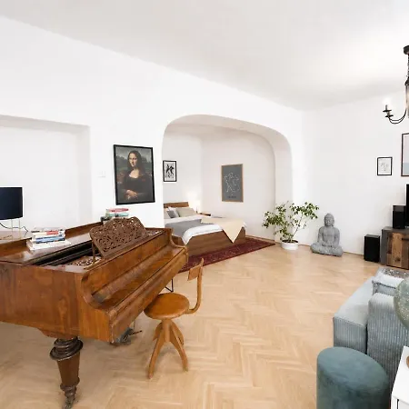 Historic Old Flat Steps From Charles Bridge *