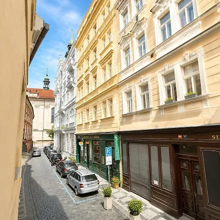 아파트 Historic Old Flat Steps From Charles Bridge