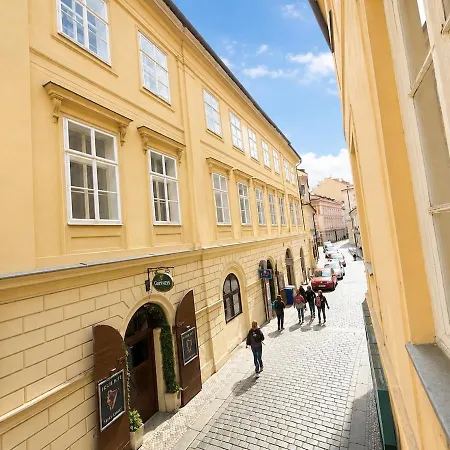 Historic Old Flat Steps From Charles Bridge Πράγα